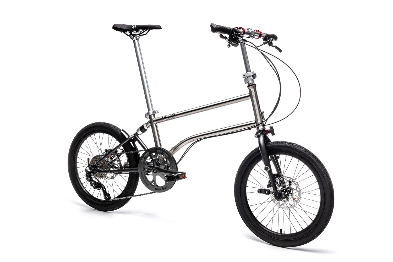 Ein entfaltetes VELLO Rocky Titan Faltrad / Klapprad in der Farbe gebürstetes Titan, mit 20 Zoll Schwalbe Kojak Reifen, der Fokus sitzt auf den faltbaren Lenker
