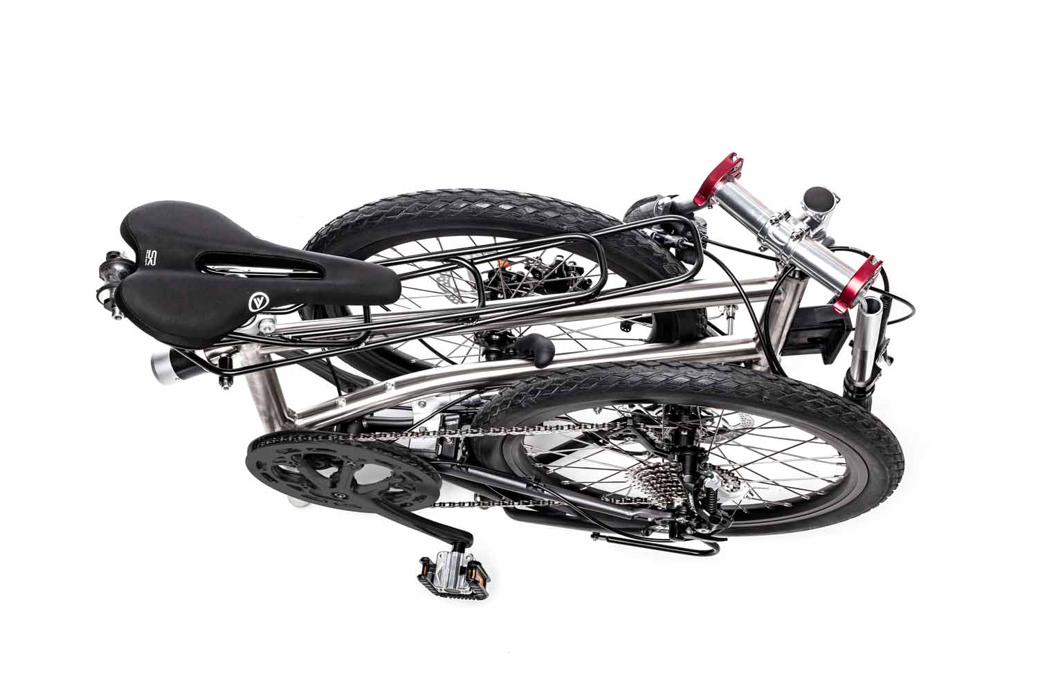 Ein gefaltetes VELLO Rocky Titan Faltrad / Klapprad in der Farbe gebürstetes Titan, mit 20 Zoll Schwalbe Kojak Reifen.
