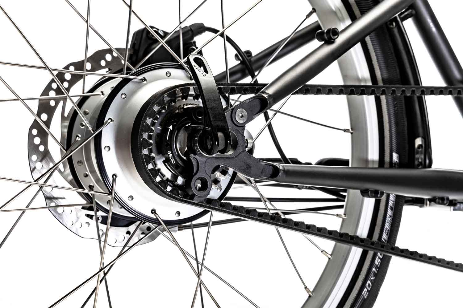 Der Rohloff Drehgriff für die 14-Gangschaltung eines VELLO Rohloff-Special-Edition Faltrad / Klapprad in der Farbe Anthrazit, mit 20 Zoll Schwalbe Marathon Reifen, mit dem honigbraunen Sattel und faltbaren honigbraunen Lenkern.
