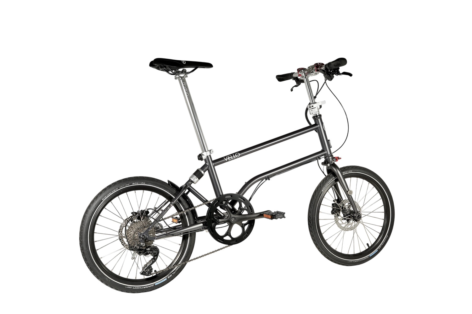 Ein entfaltetes VELLO Rocky Faltrad / Klapprad in der Farbe Anthrazit, mit 20 Zoll Schwalbe Marathon Reifen, der Fokus sitzt auf dem Hinterrad Shimano Deore XT 10-Gang Schaltwerk.