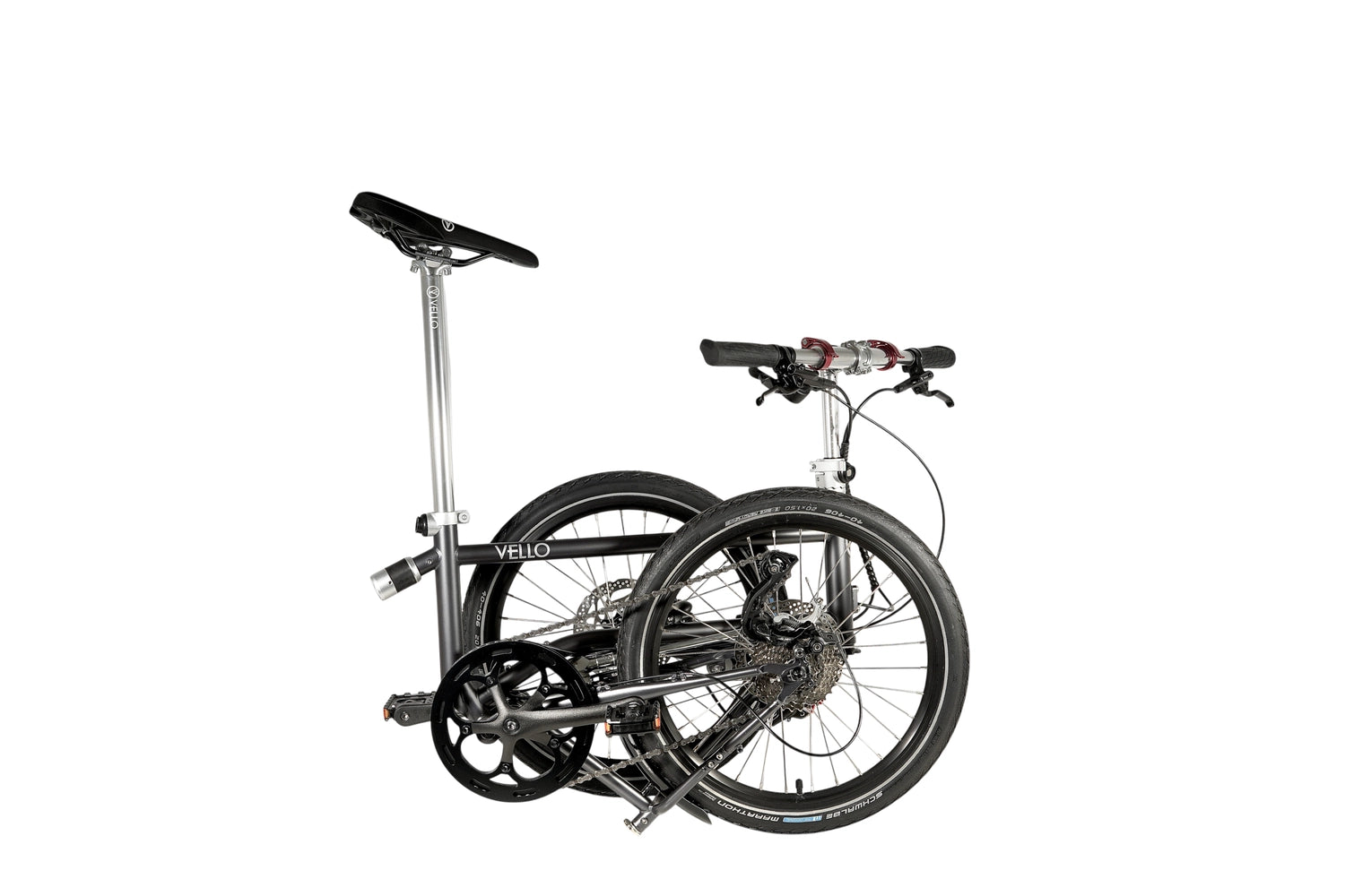 Ein gefaltetes VELLO Rocky Faltrad / Klapprad in der Farbe Anthrazit, mit 20 Zoll Schwalbe Marathon Reifen, mit entfalteten Lenkern.