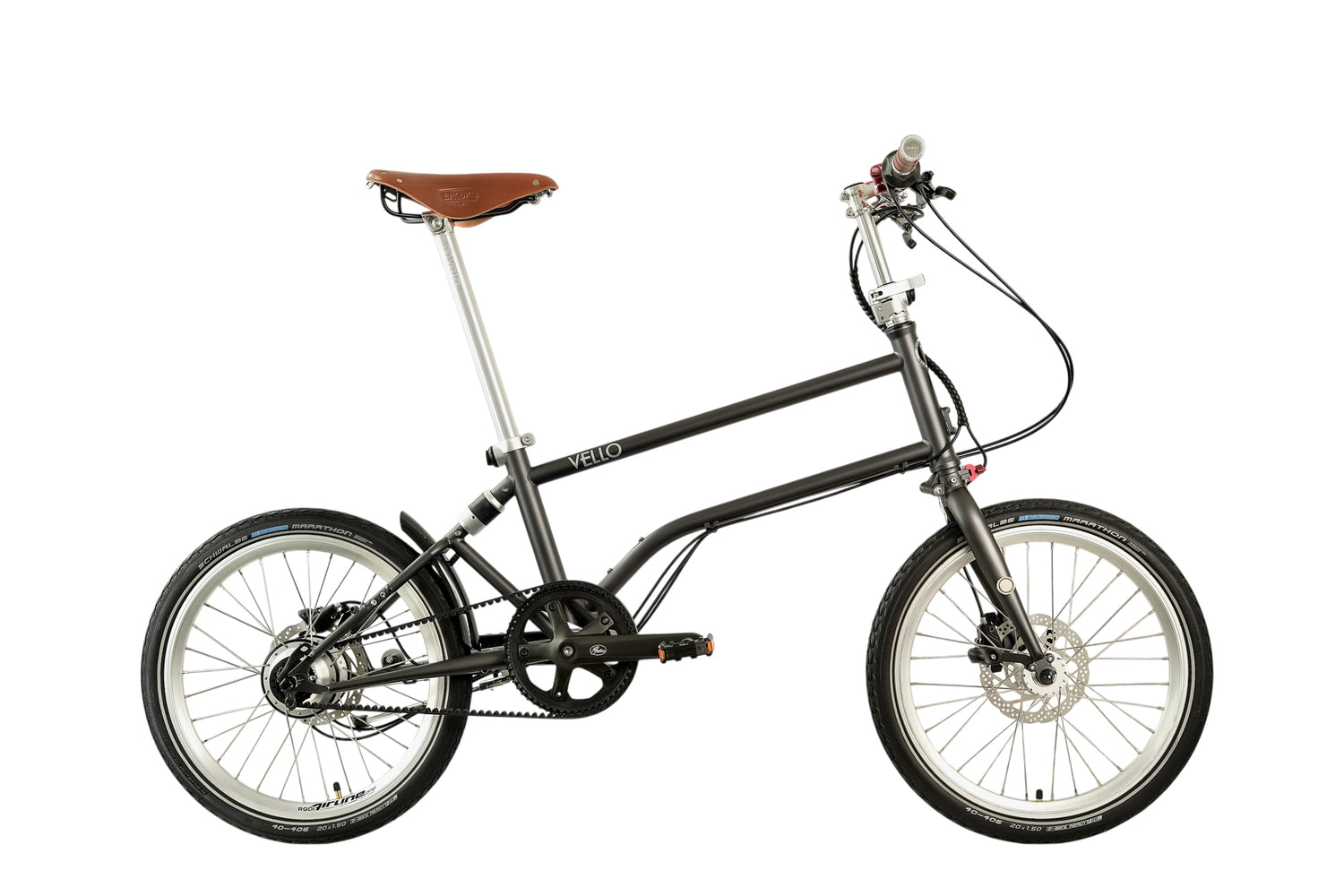 Ein entfaltetes VELLO Rohloff-Special-Edition Faltrad / Klapprad in der Farbe Anthrazit, mit 20 Zoll Schwalbe Marathon Reifen, mit Brooks Sattel in Farbe "honey" und faltbarem Lenker mit Brooks Griffen in Farbe "honey".