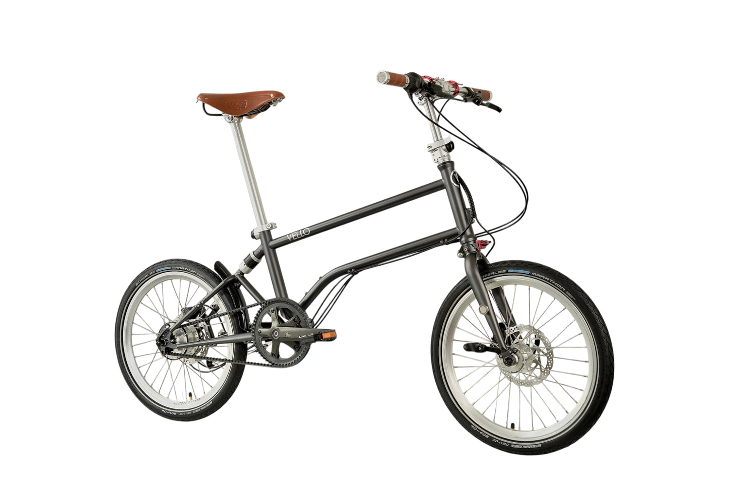 Ein entfaltetes VELLO Rohloff-Special-Edition Faltrad / Klapprad in der Farbe Anthrazit, mit 20 Zoll Schwalbe Marathon Reifen, mit Brooks Sattel in Farbe "honey" und faltbarem Lenker mit Brooks Griffen in Farbe "honey". Der Fokus liegt auf Lenker. 