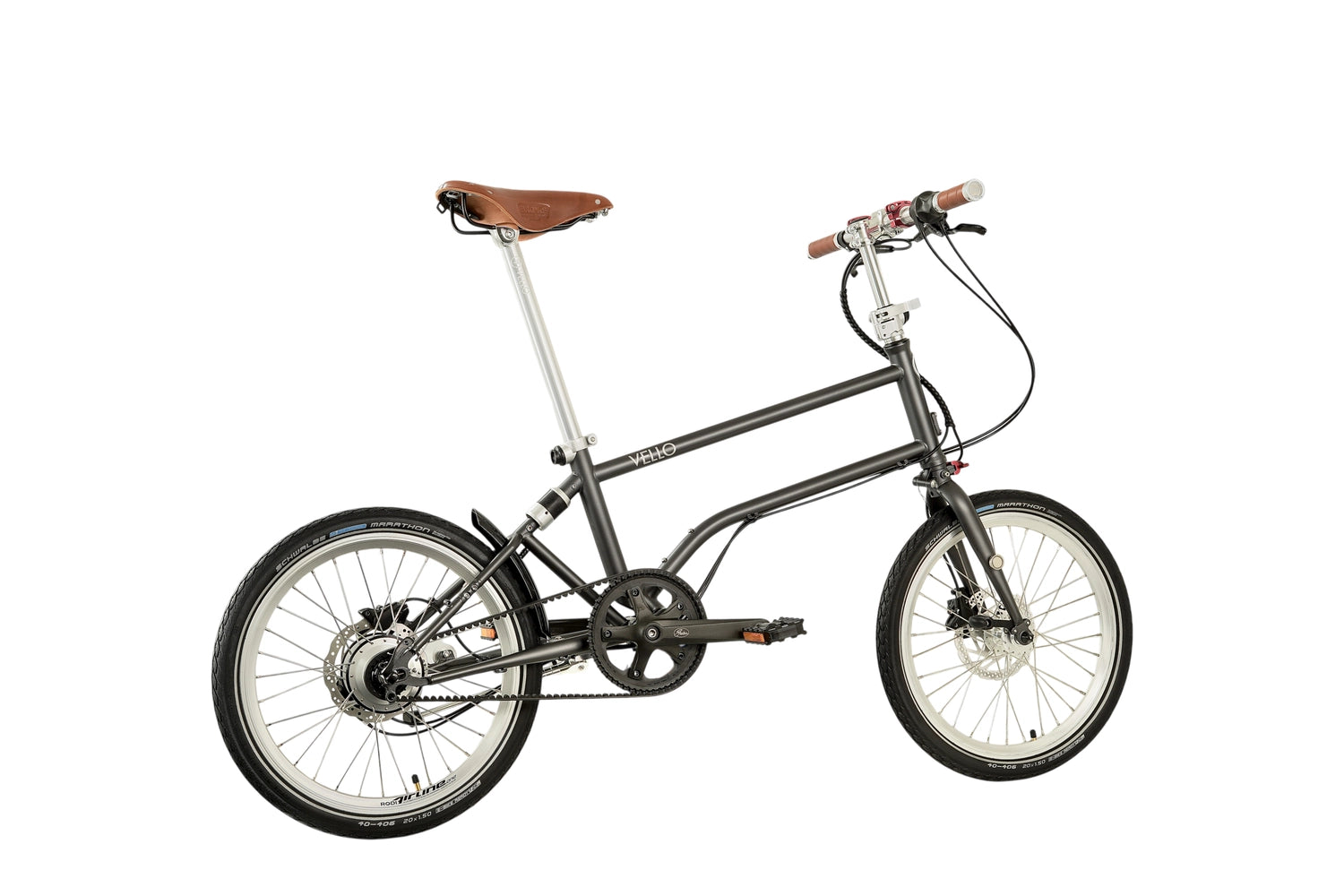 Ein entfaltetes VELLO Rohloff-Special-Edition Faltrad / Klapprad in der Farbe Anthrazit, mit 20 Zoll Schwalbe Marathon Reifen, mit Brooks Sattel in Farbe "honey" und faltbarem Lenker mit Brooks Griffen in Farbe "honey". Der Fokus liegt auf Rohloff Schaltung und Sattel. 