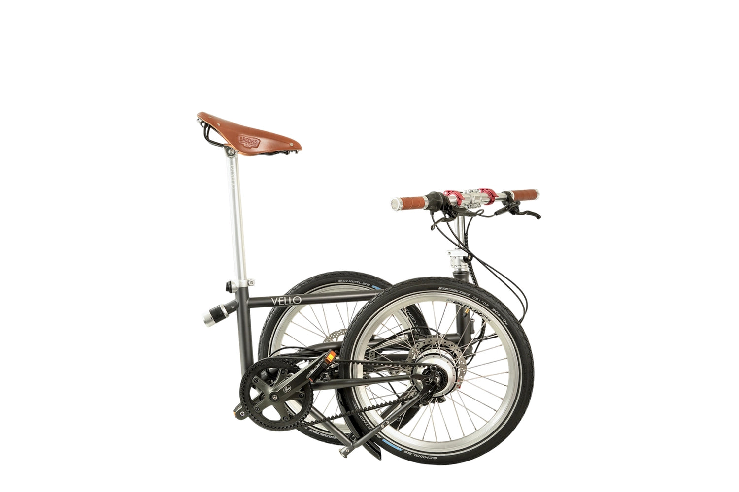 Ein gefaltetes VELLO Rohloff-Special-Edition Faltrad / Klapprad in der Farbe Anthrazit, mit 20 Zoll Schwalbe Marathon Reifen, mit Brooks Sattel in Farbe "honey" und faltbarem Lenker mit Brooks Griffen in Farbe "honey".