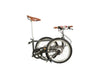 Ein gefaltetes VELLO Rohloff-Special-Edition Faltrad / Klapprad in der Farbe Anthrazit, mit 20 Zoll Schwalbe Marathon Reifen, mit Brooks Sattel in Farbe "honey" und faltbarem Lenker mit Brooks Griffen in Farbe "honey".