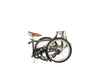 Ein komplett zusammen gefaltetes VELLO Rohloff-Special-Edition Faltrad / Klapprad in der Farbe Anthrazit, mit 20 Zoll Schwalbe Marathon Reifen, mit Brooks Sattel in Farbe "honey" und faltbarem Lenker mit Brooks Griffen in Farbe "honey".