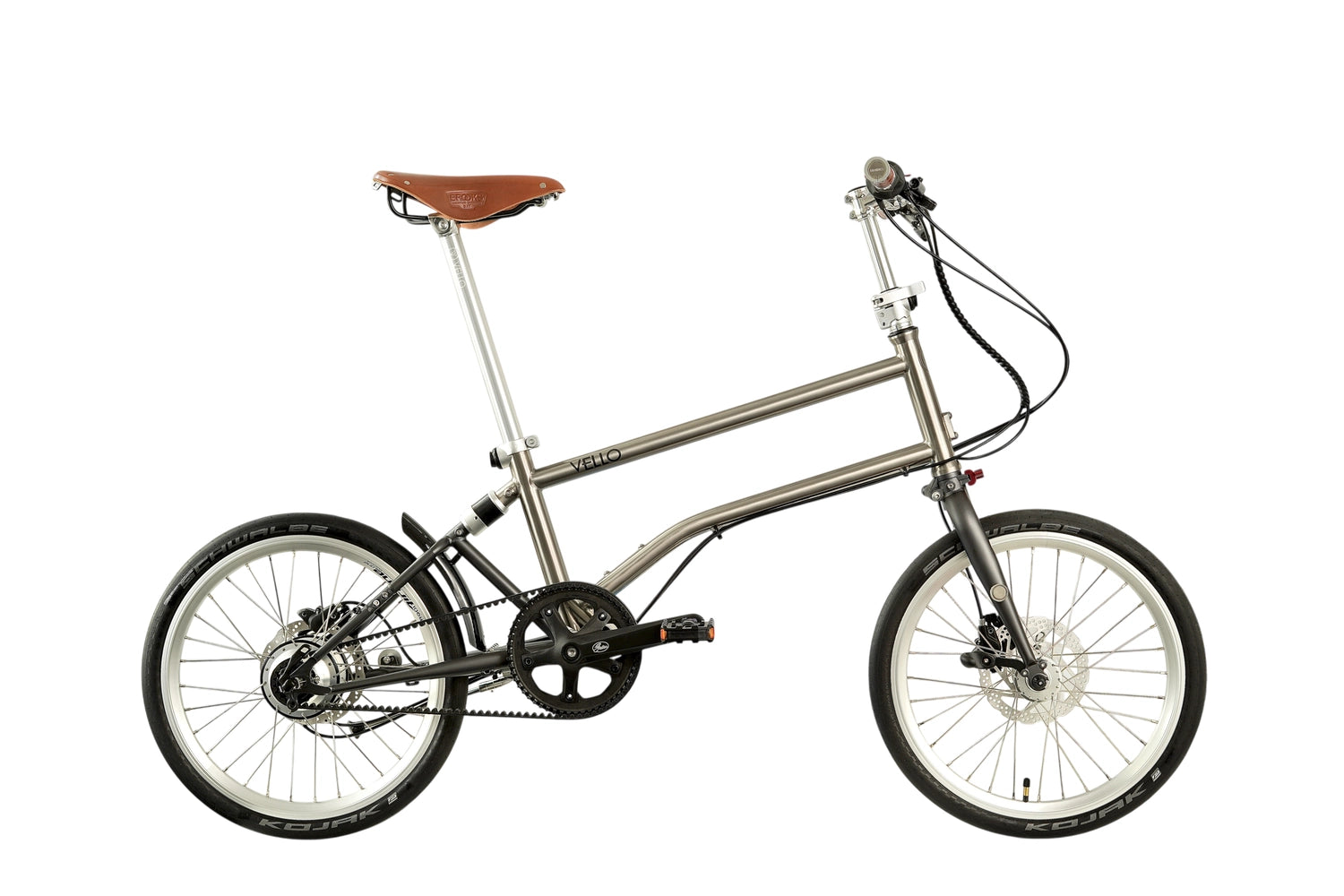 Ein entfaltetes VELLO Rohloff-Special-Edition Faltrad / Klapprad in der Farbe gebürstetes Titan, mit 20 Zoll Schwalbe Kojak Reifen, mit Brooks Sattel in Farbe "honey" und faltbarem Lenker mit Brooks Griffen in Farbe "honey".