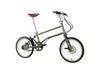 Ein entfaltetes VELLO Rohloff-Special-Edition Faltrad / Klapprad in der Farbe gebürstetes Titan, mit 20 Zoll Schwalbe Kojak Reifen, mit Brooks Sattel in Farbe "honey" und faltbarem Lenker mit Brooks Griffen in Farbe "honey". Der Fokus liegt auf dem Lenker. 