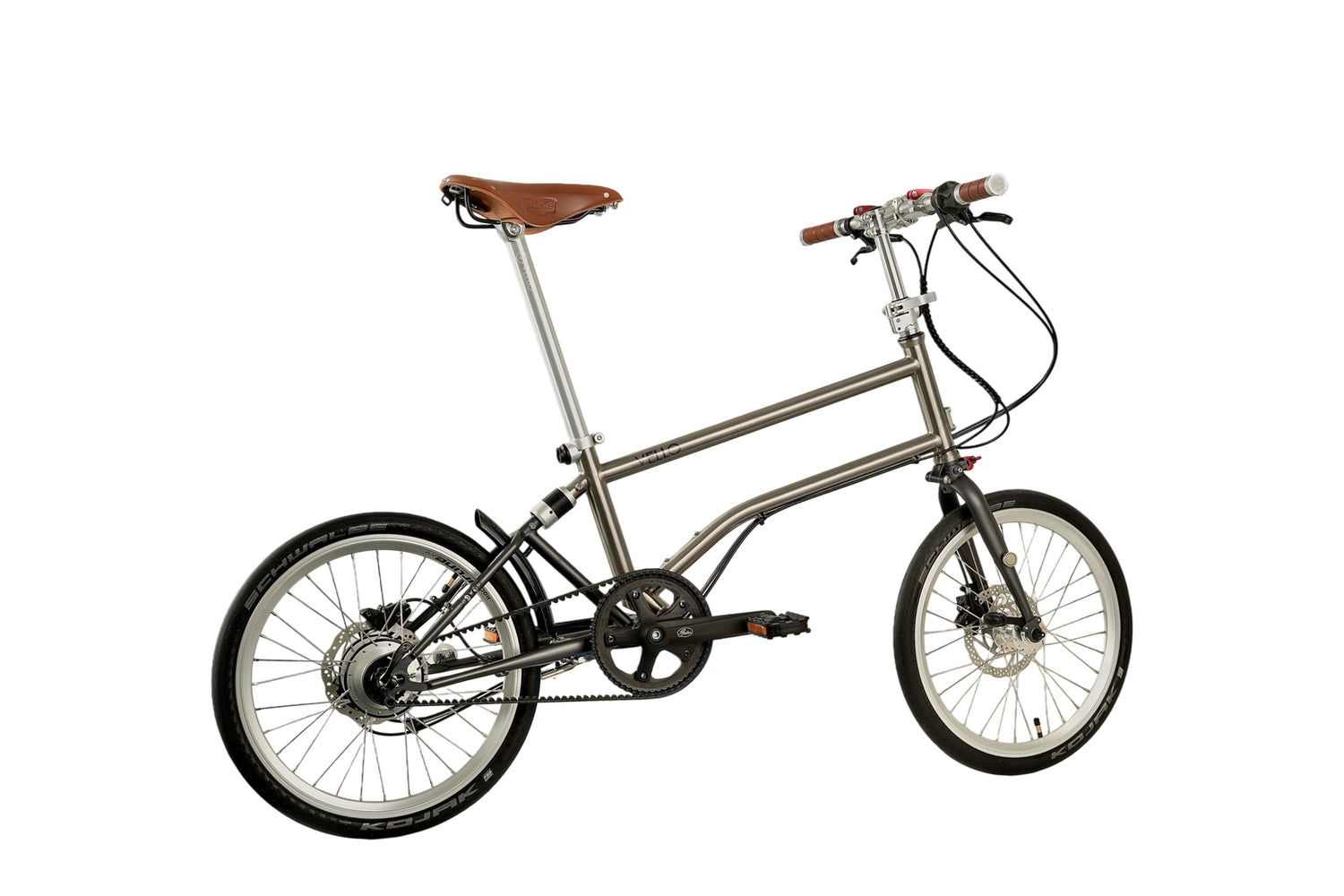Ein entfaltetes VELLO Rohloff-Special-Edition Faltrad / Klapprad in der Farbe gebürstetes Titan, mit 20 Zoll Schwalbe Kojak Reifen, mit Brooks Sattel in Farbe "honey" und faltbarem Lenker mit Brooks Griffen in Farbe "honey". Der Fokus liegt auf Rohloff Schaltung und Sattel. 