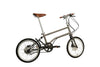 Ein entfaltetes VELLO Rohloff-Special-Edition Faltrad / Klapprad in der Farbe gebürstetes Titan, mit 20 Zoll Schwalbe Kojak Reifen, mit Brooks Sattel in Farbe "honey" und faltbarem Lenker mit Brooks Griffen in Farbe "honey". Der Fokus liegt auf Rohloff Schaltung und Sattel. 
