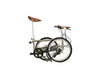 Ein gefaltetes VELLO Rohloff-Special-Edition Faltrad / Klapprad in der Farbe gebürstetes Titan, mit 20 Zoll Schwalbe Kojak Reifen, mit Brooks Sattel in Farbe "honey" und faltbarem Lenker mit Brooks Griffen in Farbe "honey".