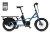 Ein VELLO SUB Lastenrad 3x3 Lastenrad aus Chromoly-Stahl in der Farbe Blau, mit 20’’ Schwalbe Pick Up Reifen.
