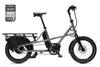 Ein VELLO SUB Lastenrad 3x3 Lastenrad aus Titan in der Farbe gebürstetes Titan, mit 20’’ Schwalbe Pick Up Reifen.
