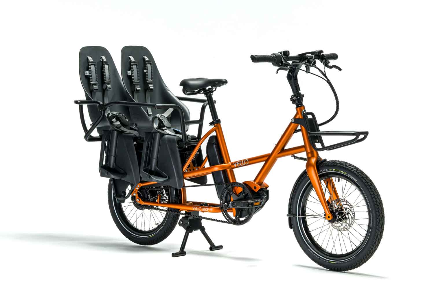 Ein VELLO Cool Kid Reling mit zwei Kindersitzen auf einem VELLO SUB Lastenrad in der Farbe Kupfer.
