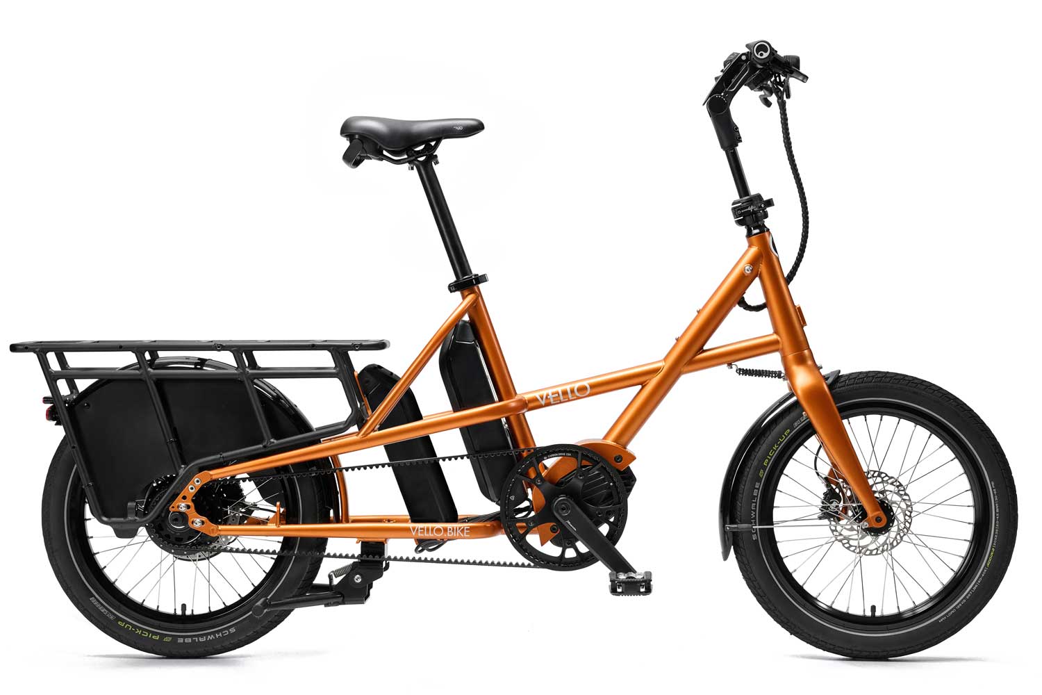 Ein VELLO SUB Lastenrad in der Farbe Kupfer, mit 20’’ Schwalbe Pick Up Reifen und zwei Bosch Batterien.

