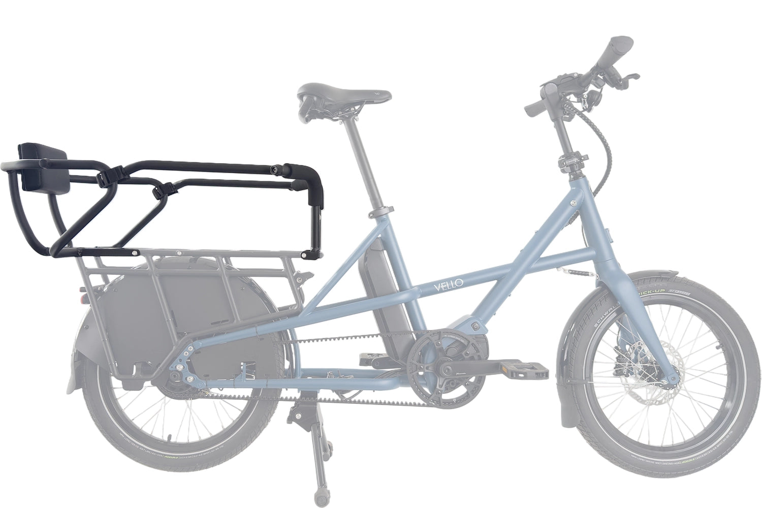 Eine VELLO Cool Kid Reling auf einem VELLO SUB Lastenrad in der Farbe Blau. Der Fokus liegt auf der Cool Kid Reling; das VELLO ist etwas transparent. 