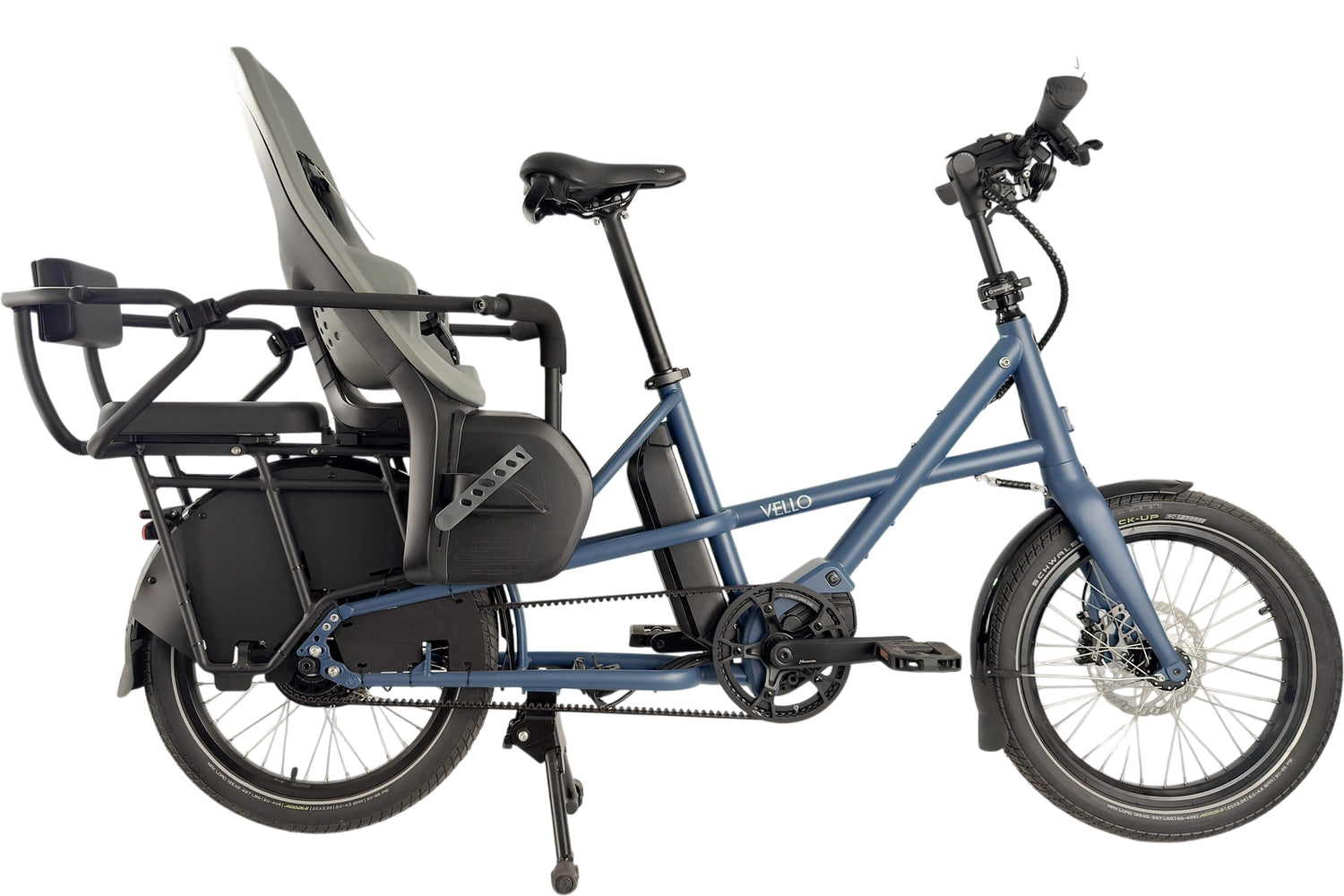 Eine VELLO Cool Kid Reling, kombiniert mit einem VELLO Sitzpolster (hinten) und einem Kindersitz (weiter vorne), auf einem VELLO SUB Lastenrad in der Farbe Blau.