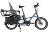 Eine VELLO Cool Kid Reling, kombiniert mit einem VELLO Sitzpolster (hinten) und einem Kindersitz (weiter vorne), auf einem VELLO SUB Lastenrad in der Farbe Blau.