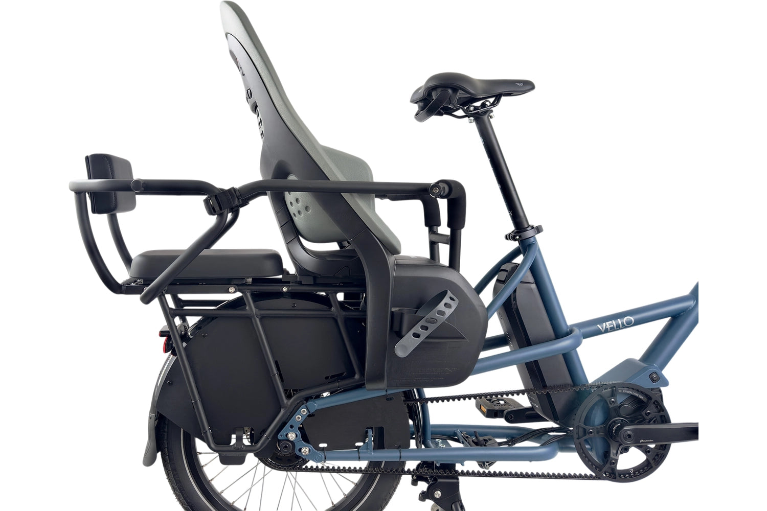 Eine VELLO Cool Kid Reling, kombiniert mit einem VELLO Sitzpolster (hinten) und einem Kindersitz (weiter vorne), auf einem VELLO SUB Lastenrad in der Farbe Blau.