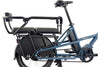 Eine VELLO Cool Kid Reling, kombiniert mit zwei VELLO Sitzpolstern, auf einem VELLO SUB Lastenrad in der Farbe Blau.