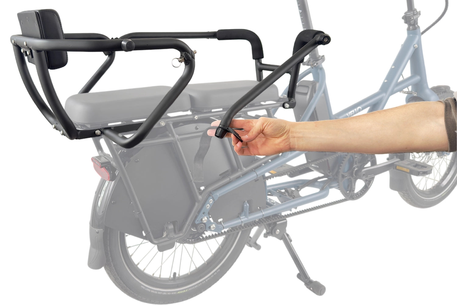 Eine VELLO Cool Kid Reling wird von einer Hand auf einem VELLO SUB Lastenrad in der Farbe Blau geöffnet. Der Fokus liegt auf der Cool Kid Reling; das VELLO ist etwas transparent. 