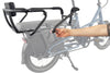 Eine VELLO Cool Kid Reling wird von einer Hand auf einem VELLO SUB Lastenrad in der Farbe Blau geöffnet. Der Fokus liegt auf der Cool Kid Reling; das VELLO ist etwas transparent. 