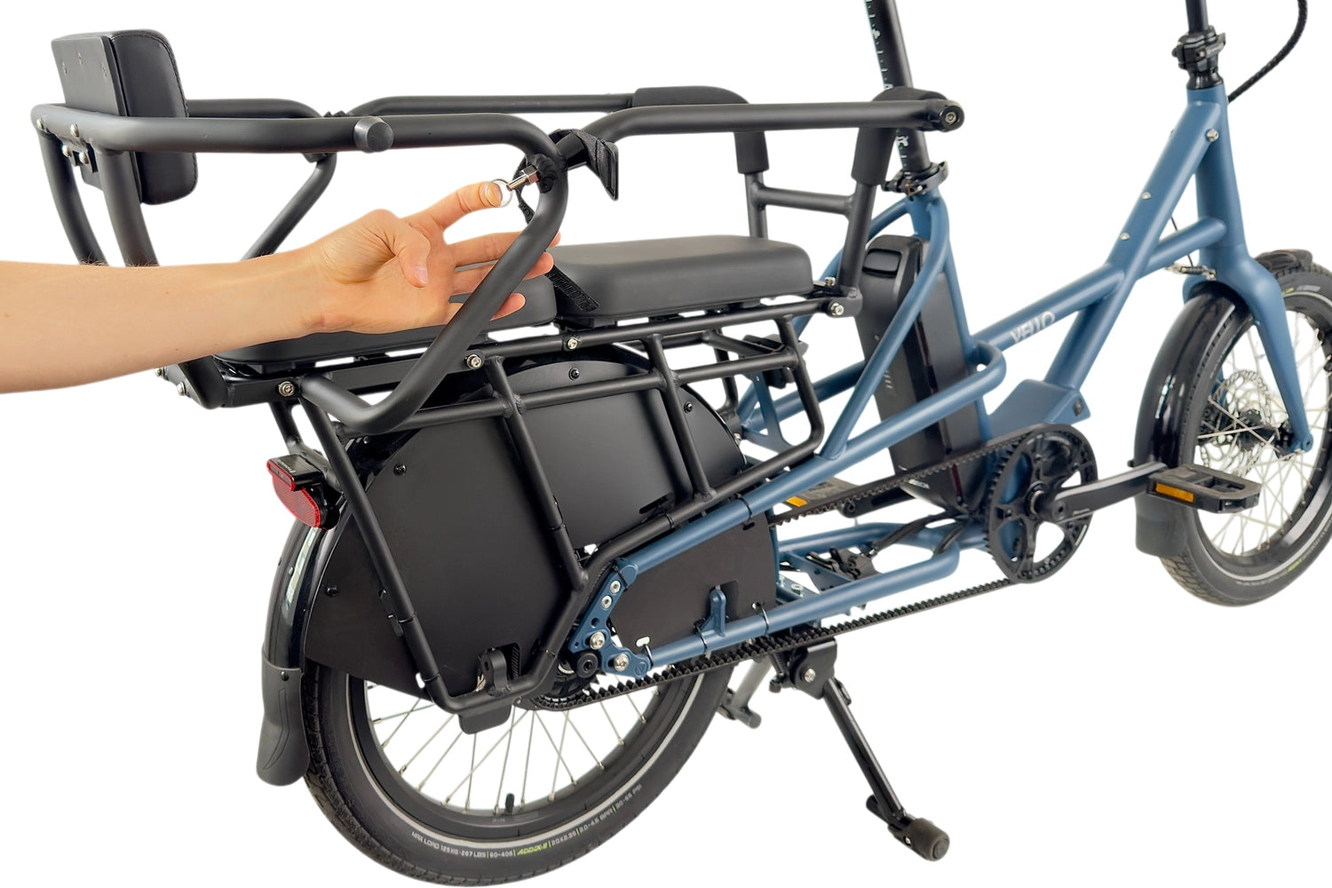 Der Verschluss einer VELLO Cool Kid Reling wird von einer Hand auf einem VELLO SUB Lastenrad in der Farbe Blau geöffnet.