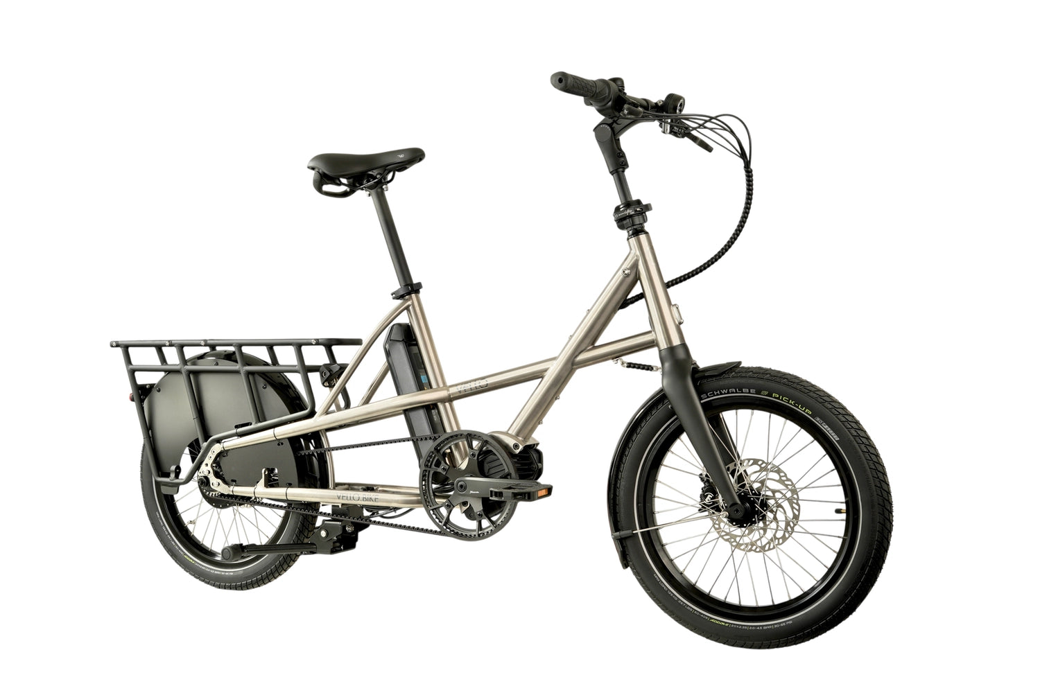 Ein VELLO SUB Lastenrad Titan in der Farbe gebürstetes Titan, mit 20 Zoll Schwalbe Pick up Reifen, Fokus sitzt auf dem verstellbaren Lenker.