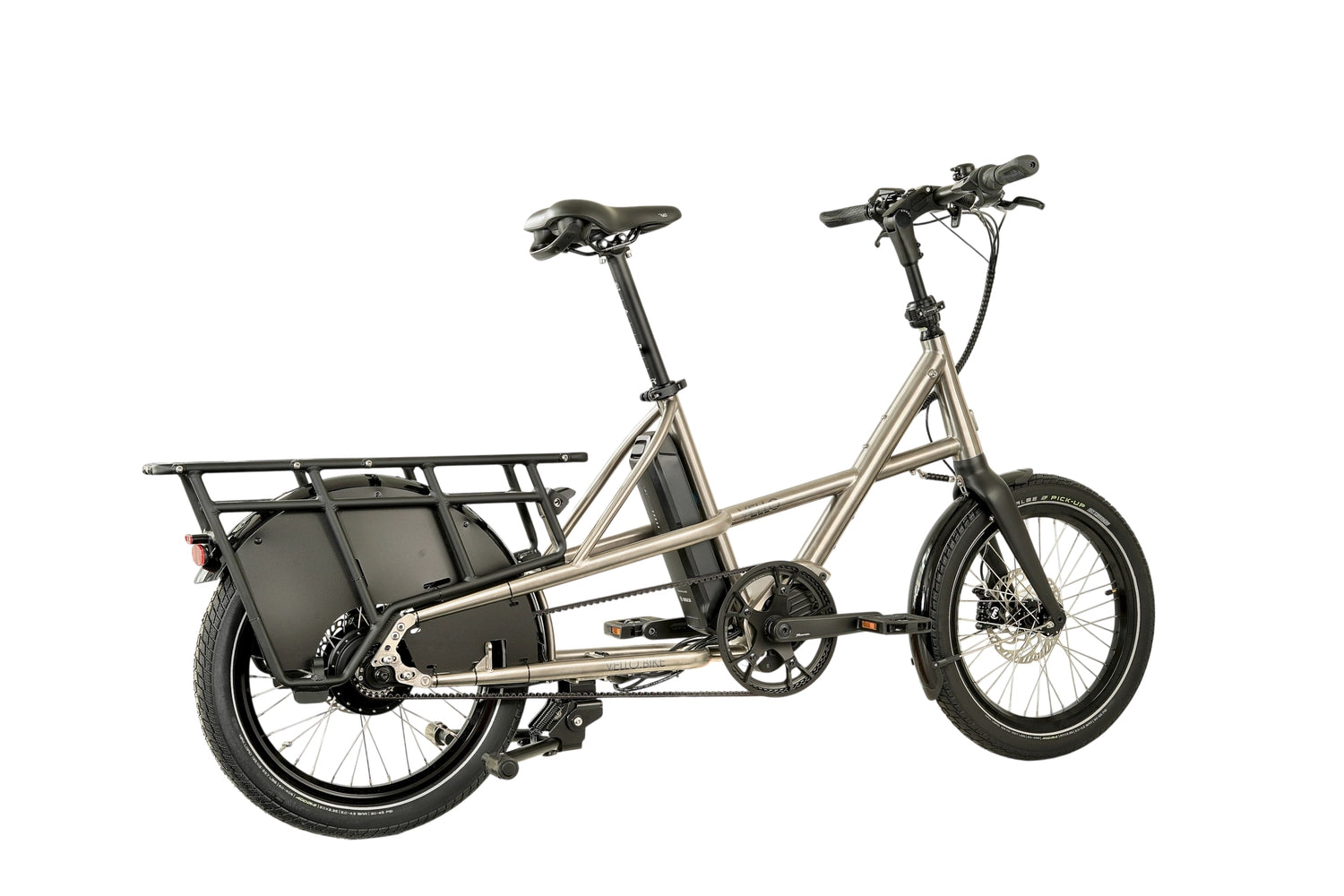 Ein VELLO SUB Lastenrad Titan in der Farbe gebürstetes Titan, mit 20 Zoll Schwalbe Pick up Reifen, Fokus sitzt auf dem integrierten Heckgepäckträger.