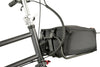 Eine schwarze quadratische Tasche ist mit 2 VELLO HD Spanngurten an einem VELLO Pizza Rack, der wiederum an einem VELLO Faltrad montiert ist, befestigt. Ansicht von seitlich-hinten. 