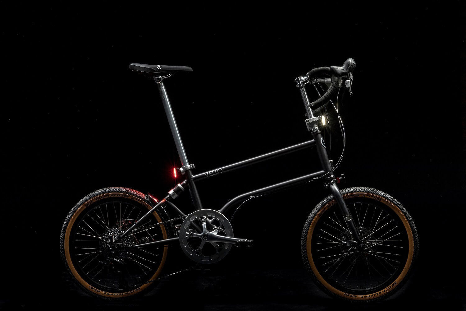 An einem Stilvollen VELLO Gravel Faltrad / Klapprad sind diese zwei Sicherheitsleuchten montiert und leuchten gut in der Dunkelheit.