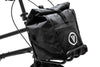 Ein VELLO Frontgepäckträger mit einem schwarzen Daypack Rucksack auf einem gefaltenen VELLO Faltrad / Klapprad.
