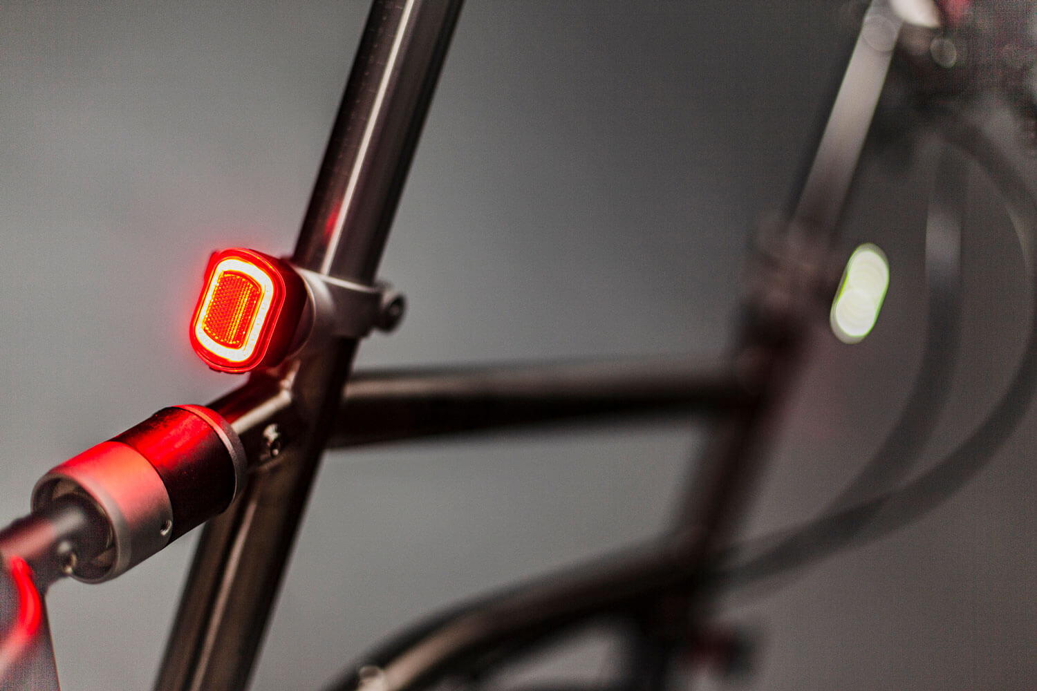VELLO Fahrradlichter LED Weiss & Rot sind Aufladbar.
